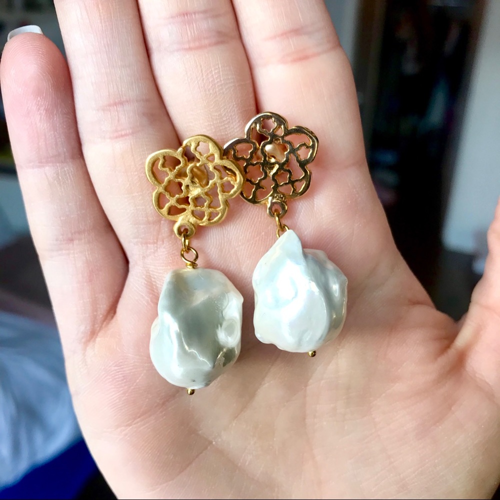 Pendant earrings with rock